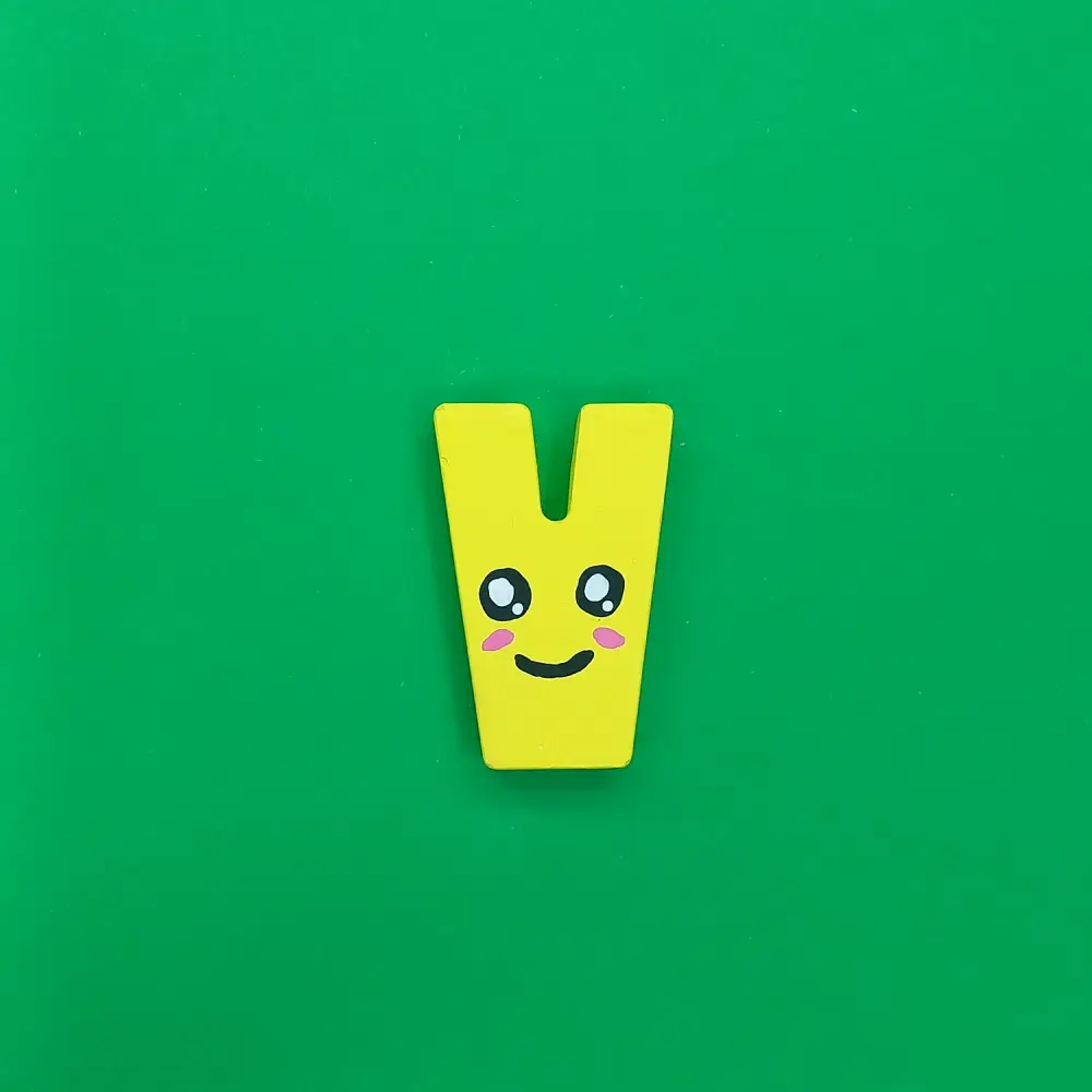 V Harf Magnet - Kişiye Özel Hediye Magnet